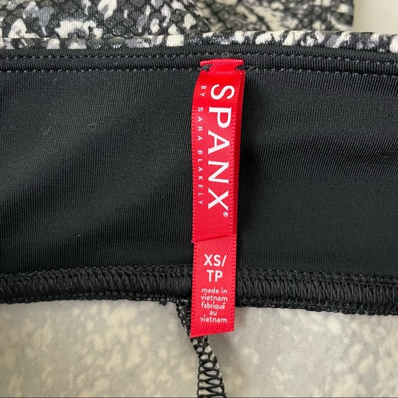 SPANX NWT FAUX LEATHER SNAKE SHINE LEGGINGS GRAY WHITE - Picture 8 of 12